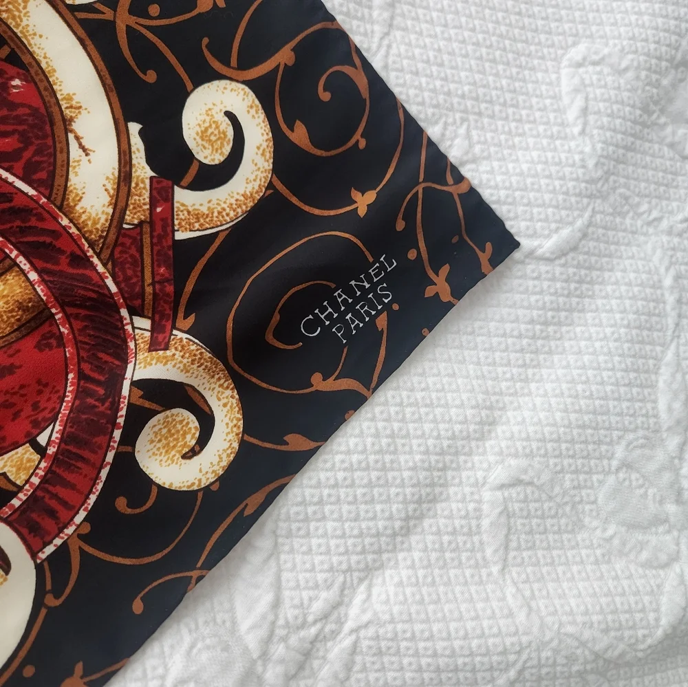 CHANEL elegant scarf